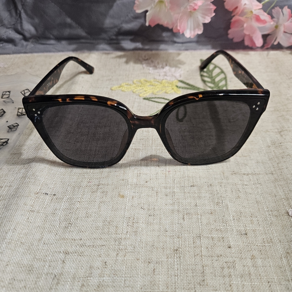 Stylish Tortoiseshell Sunglasses